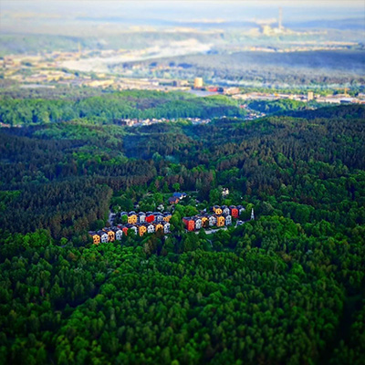 Spalvoti pastatai miške iš oro baliono