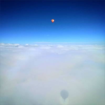 Oro balionas virš debesų