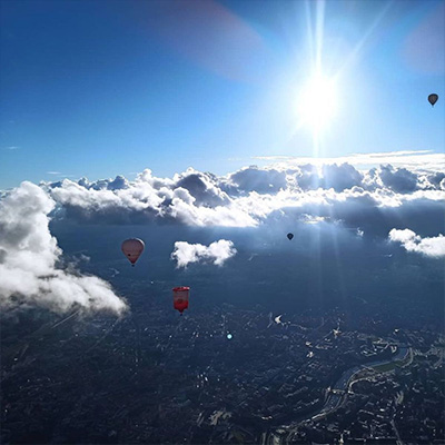 Skrendantys oro balionai ryte