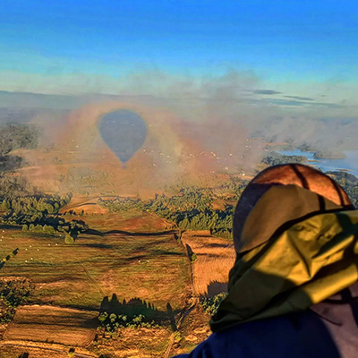 Oro balionas ant debesies