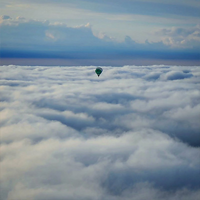Oro balionas virš debesų