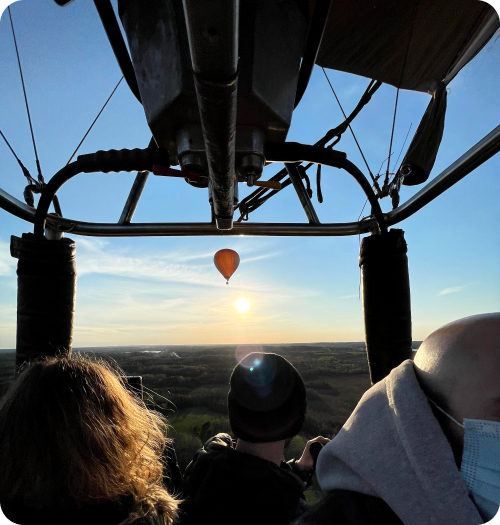 Skrydis oro balionu šviečiant saulei